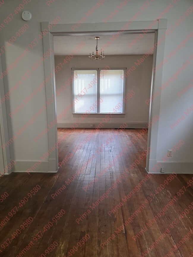 Building Photo - Great 2 bedroom w/detached garage near UD and Miami Valley Hospital!