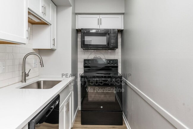 Building Photo - 558 Riverview Dr