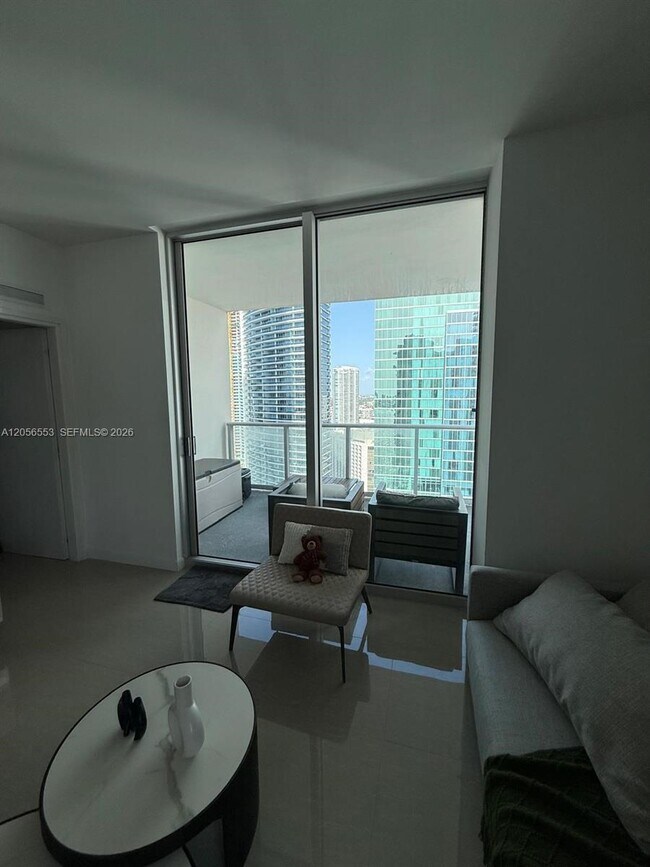 Foto del edificio - 300 S Biscayne Blvd