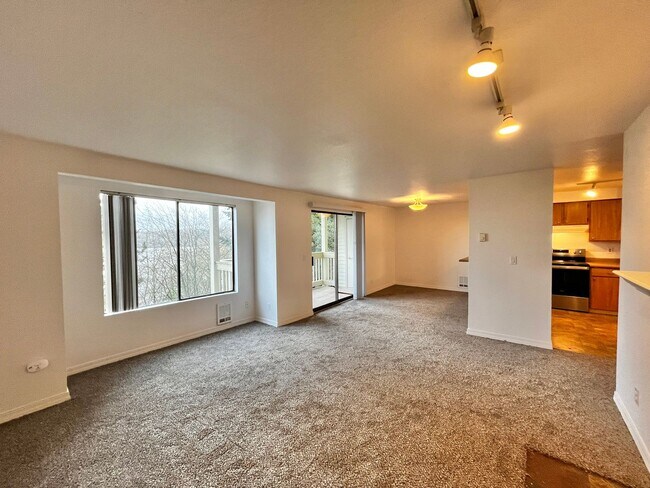 Foto del edificio - Fresh Paint and New Carpet in this Sunn Fjord Condo!