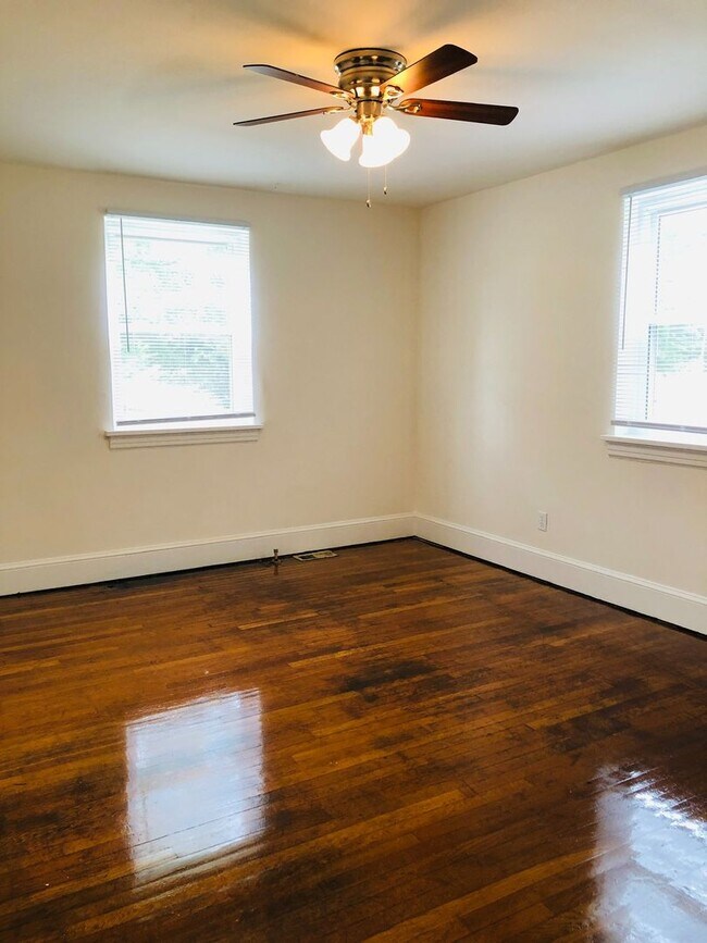 Building Photo - Adorable 3 bdrm/1.5 bath Home on a Corner ...