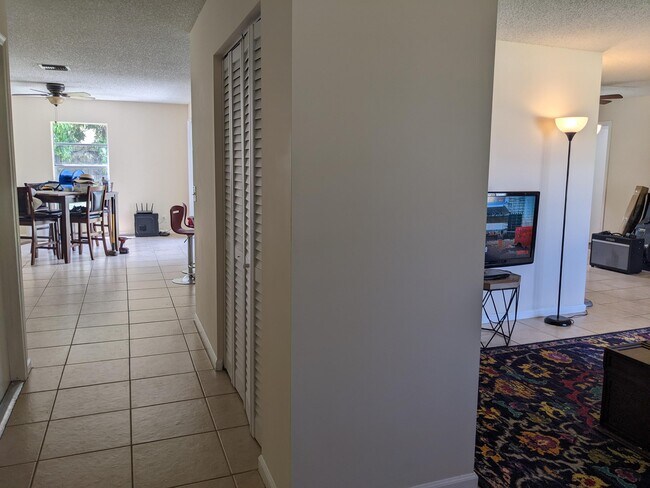 Building Photo - 113 Malaga St