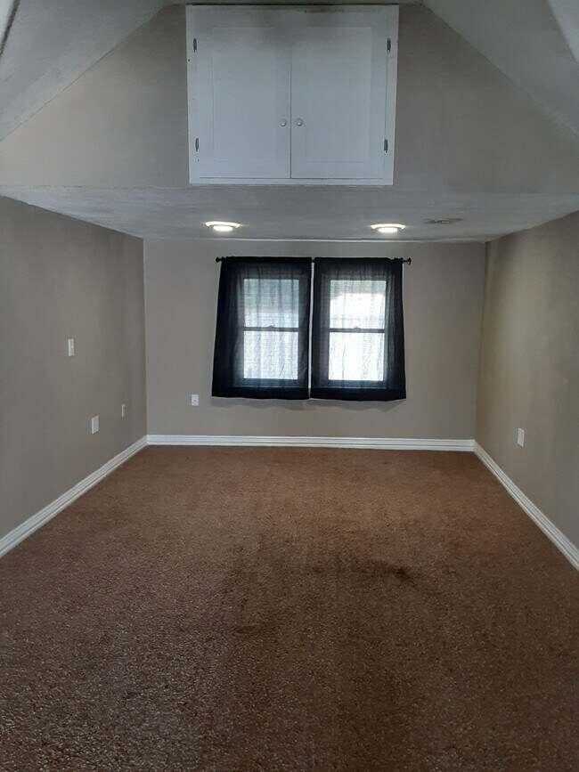living area - 115 S Quapaw Ave