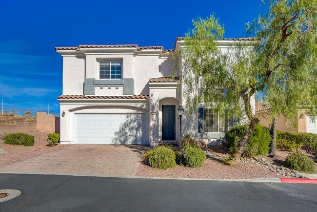 Foto del edificio - THIS 2 STORY HOME IN A GATED COMMUNITY HAS...