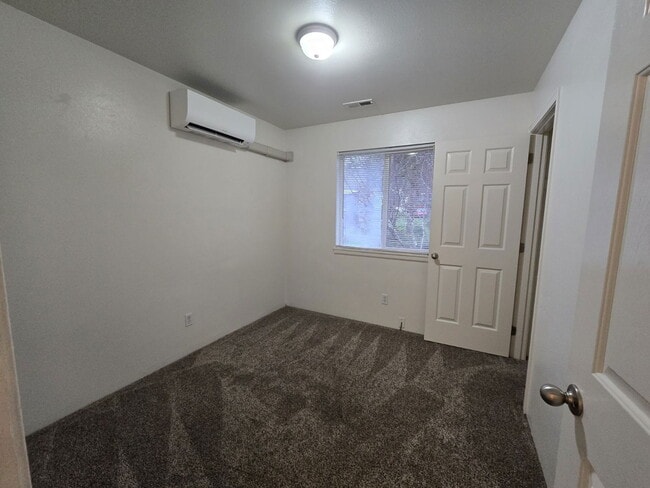 Foto del edificio - 1918 SE Douglas Ave