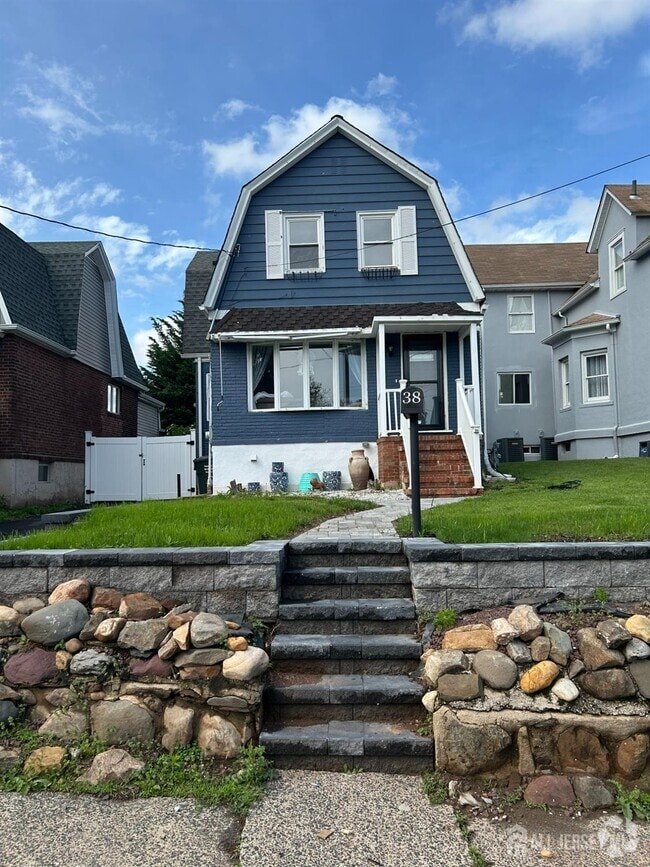 Building Photo - 38 Evergreen Ave