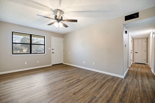 Foto del edificio - 1105 Brentwood Dr