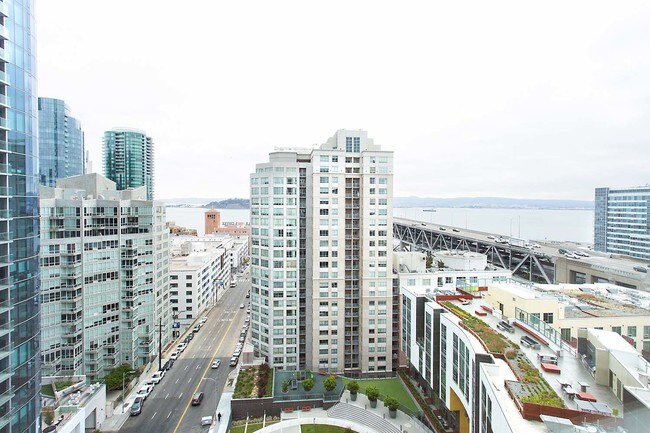 Foto del edificio - Gorgeous Condo with Bridge and Water Views