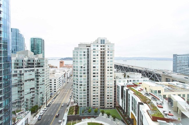 Building Photo - Gorgeous Condo with Bridge and Water Views