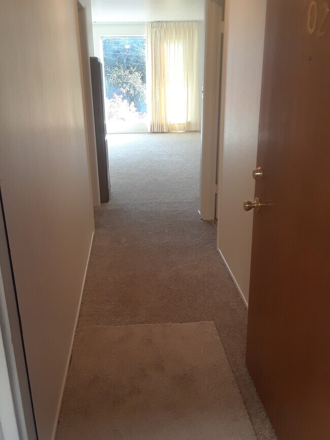 Entryway - 5385 Broadway