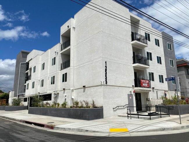 Building Photo - 12555 Vanowen St