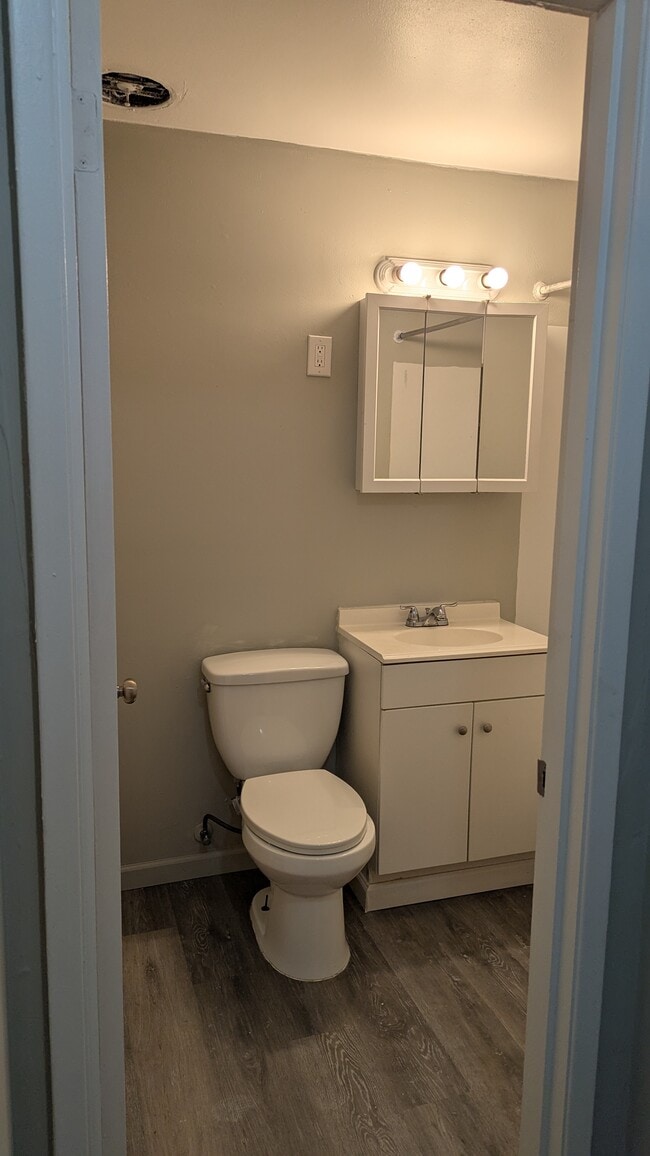 Baño de la unidad 3-4 - 1492 Main St