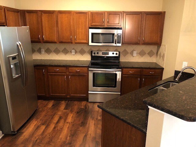 Foto del edificio - 2 Bed, 2 Bath Condo with Tandem Garage