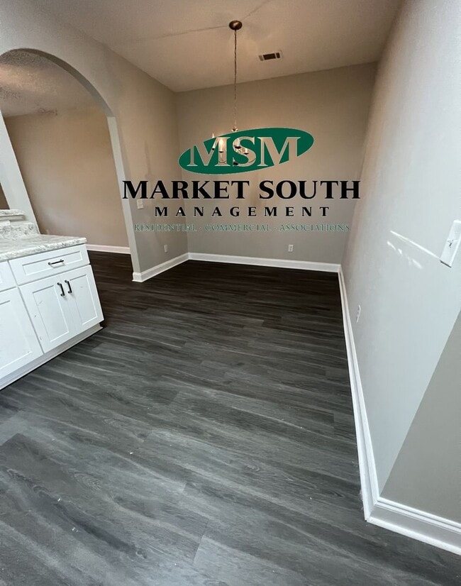 Building Photo - UPDATED RICE HOPE TOWNHOME