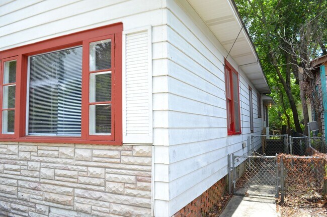 Building Photo - 859 Thomas Street