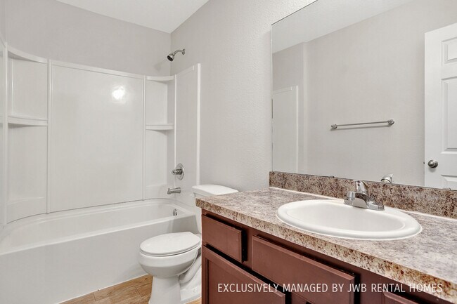 Foto del edificio - 6815 Lake Mist Ln