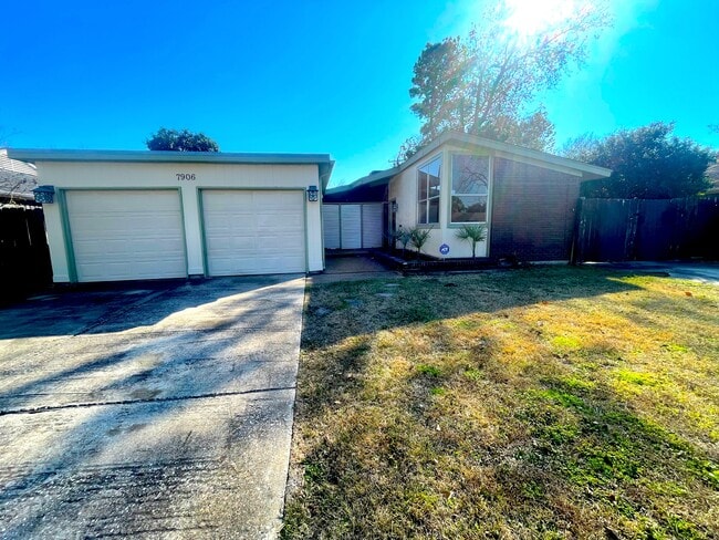 Building Photo - 7906 Pecan Villas Dr