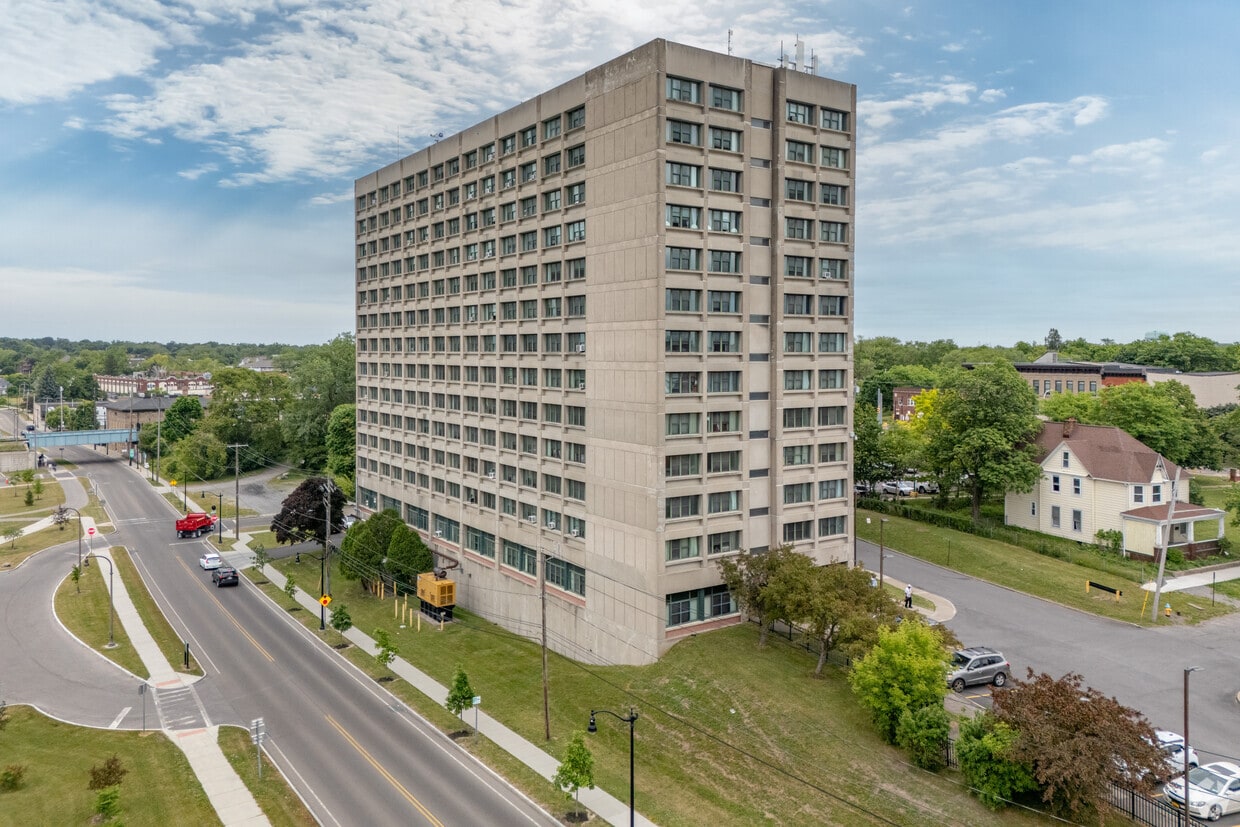Primary Photo - Henry E. Wrobel Towers