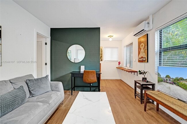Foto del edificio - 754 NE 40th St