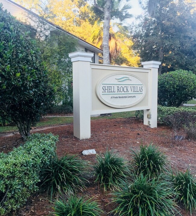 Building Photo - 6210 SW 8th Ln