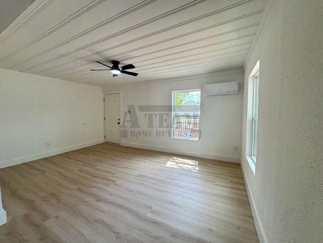 Building Photo - 109 E Woodland St