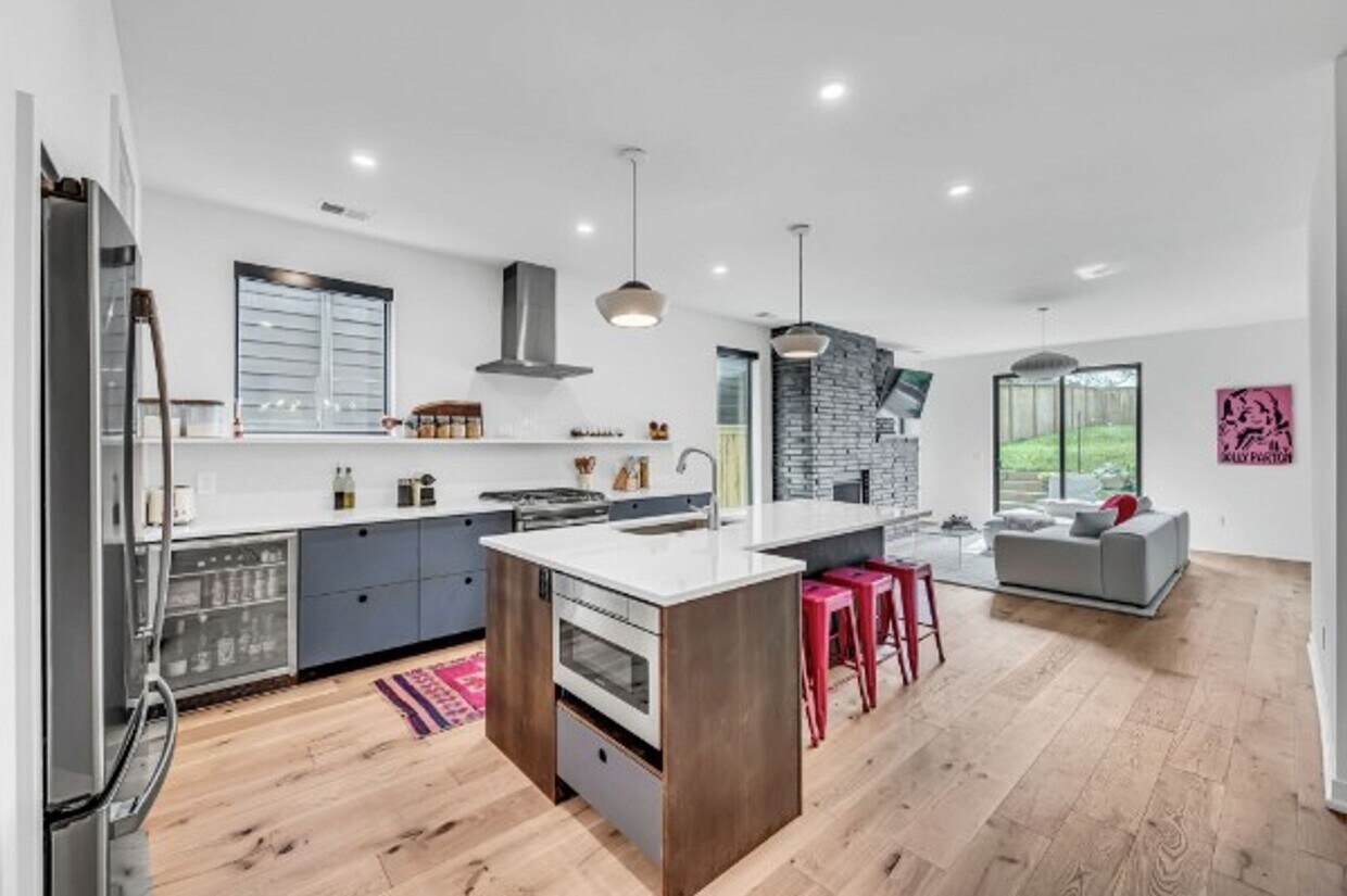 Primary Photo - Modern Elegant 5-Bedroom Home in the Heart...