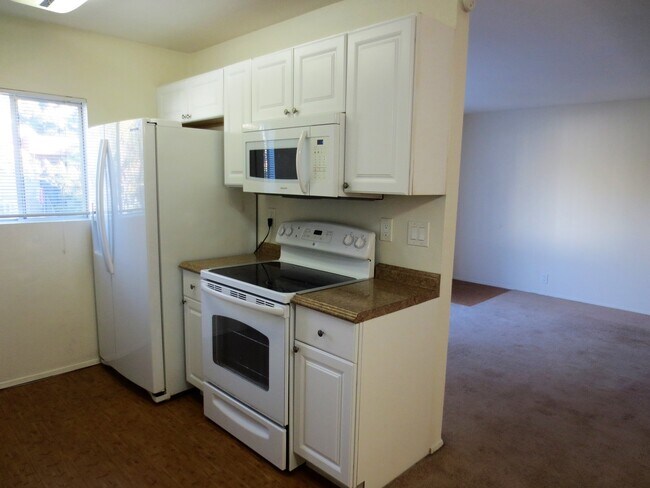Foto del edificio - Private complex offering upstairs condo for rent