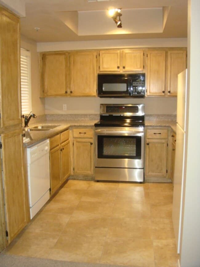 Building Photo - NICE 1 BDRM 1 BATH DOWNSTAIRS CONDO FOR LE...