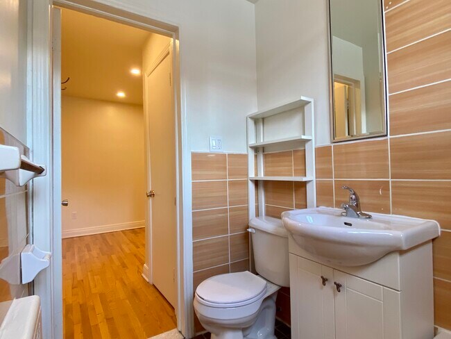 Building Photo - 6875 Rue Sherbrooke