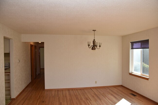 Building Photo - North Tacoma 3 Bedroom 1.5 Bath With 2 Car...