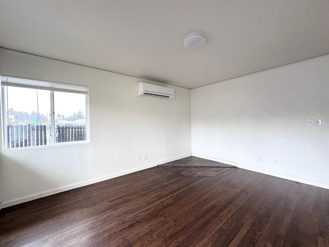 Building Photo - LENTS CHARMER! CUTE, CLEAN AND COZY!! DON'...