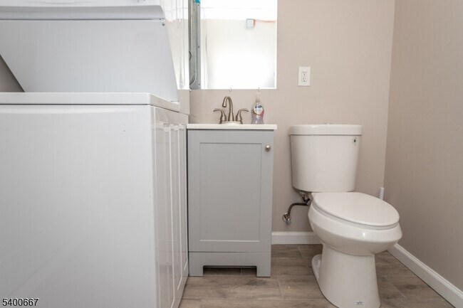 Foto del edificio - 74 E Shore Rd