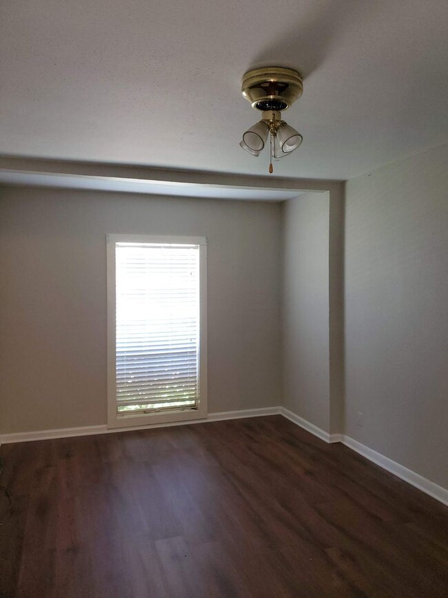 Building Photo - 4 br, 1.5 bath House - 4376 Henry