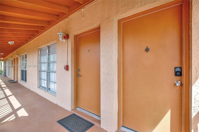 Foto del edificio - 7241 Miami Lakes Dr