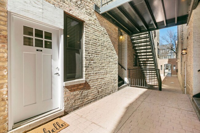 Foto del edificio - 2151 W Division St