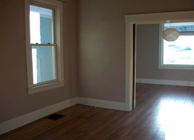 Building Photo - 3148 Linwood Ave