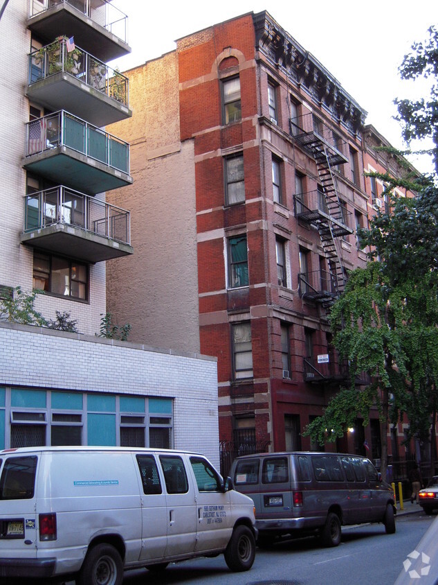 Building Photo - 358 W 51st St