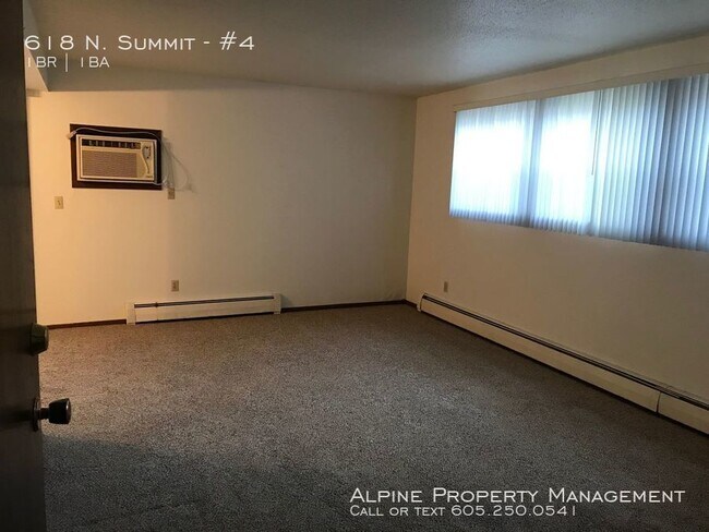 Building Photo - 618 N Summit Ave