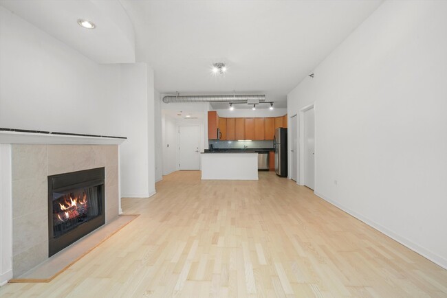 Building Photo - 909 W Washington Blvd