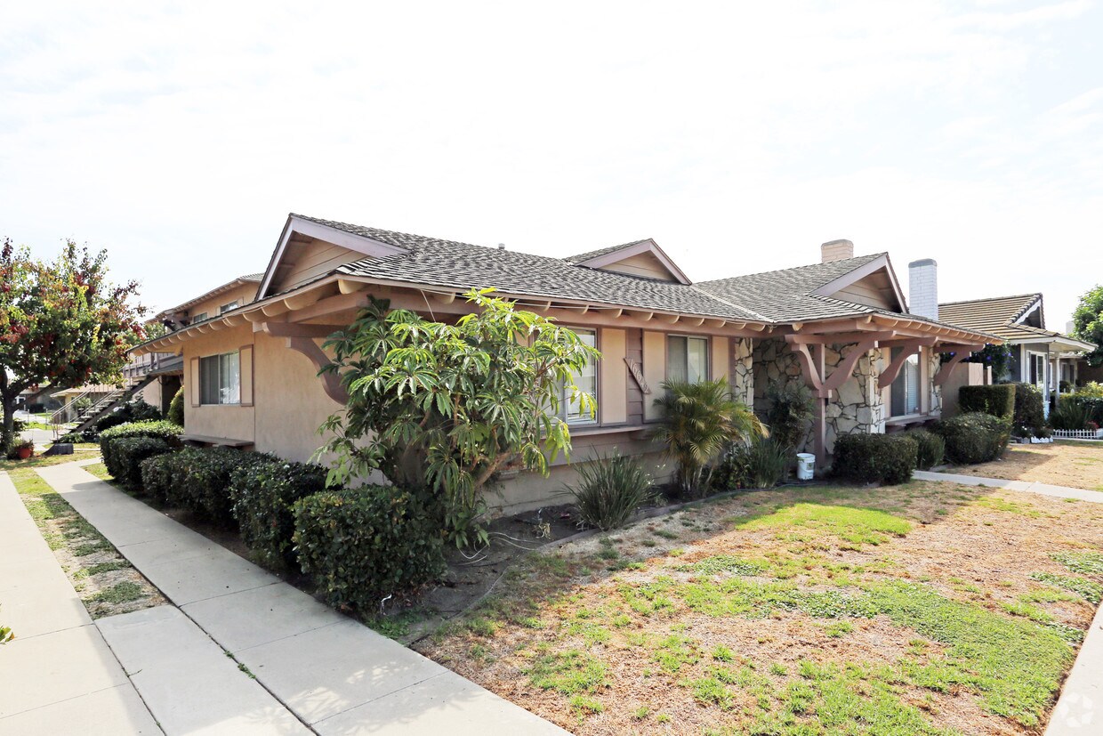 Foto principal - 16642 Bartlett Ln