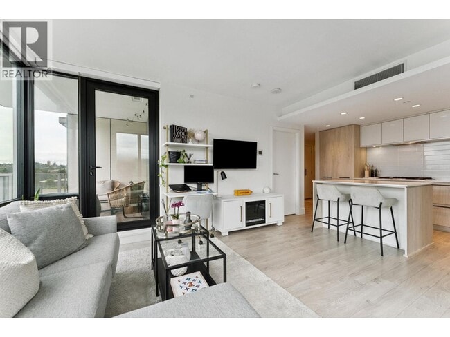 Building Photo - 680-680 Seylynn Cres