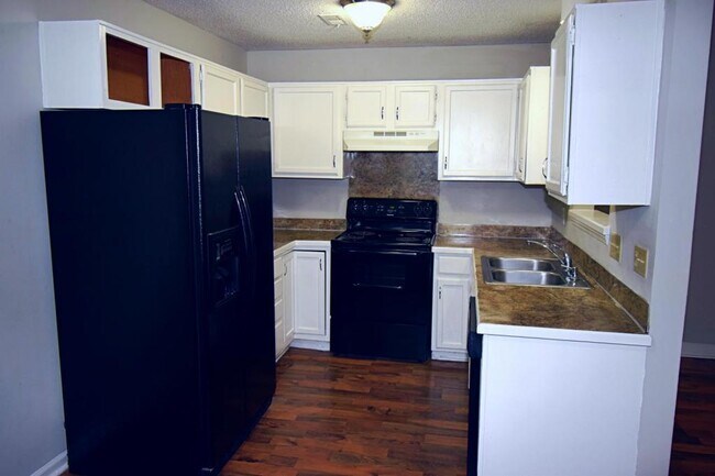 Foto del edificio - 8831 Idlewild Rd