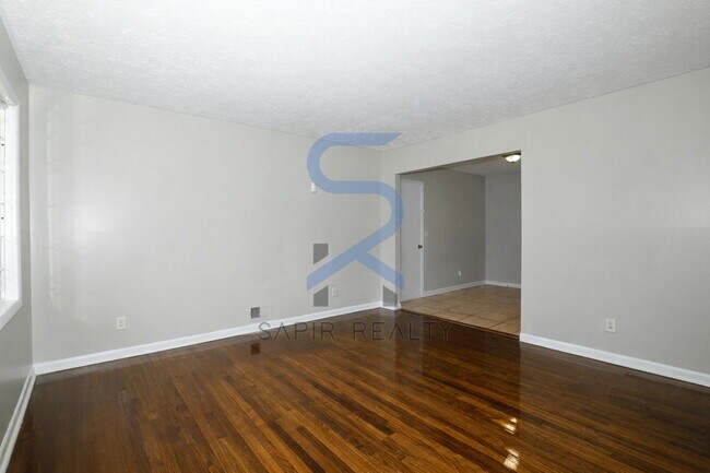 Foto del edificio - Timeless All-Electric Ranch Charm in a Vibrant, Peaceful Corner of South River Gardens