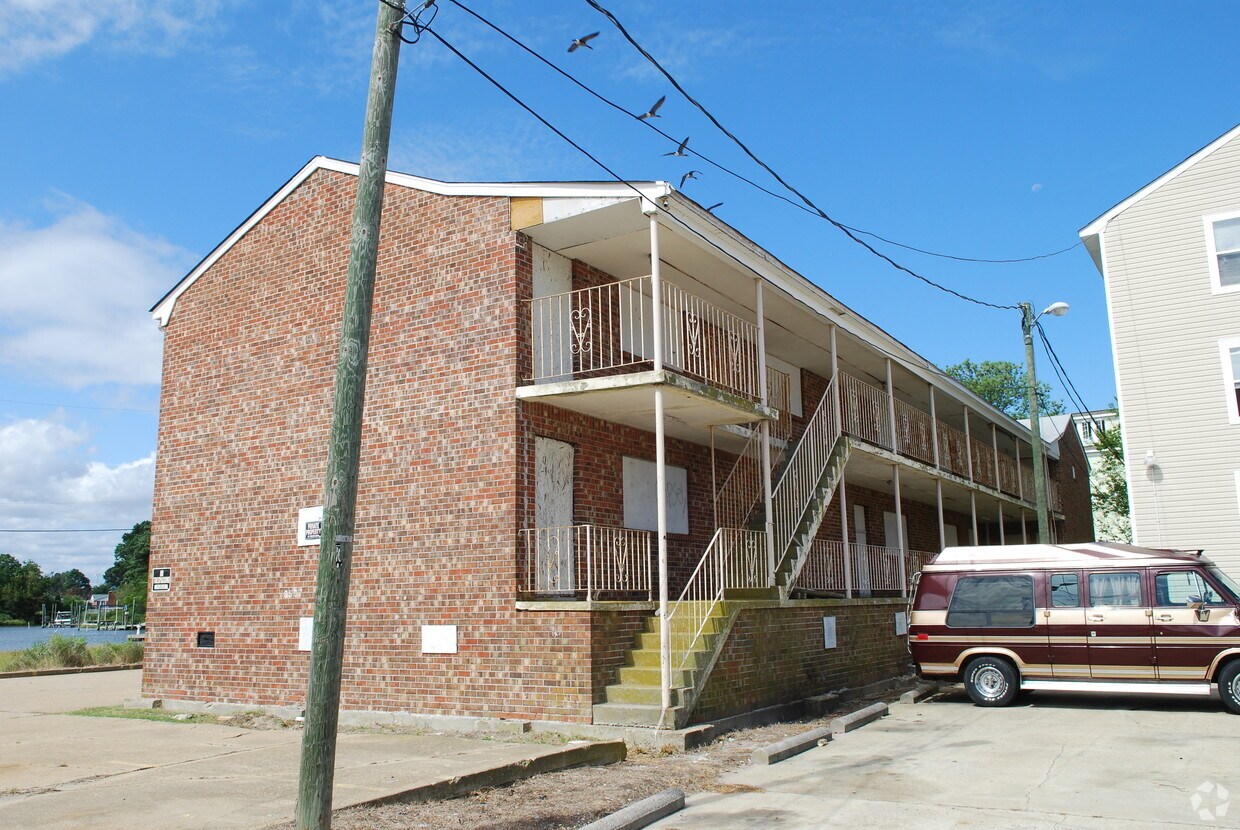 Building Photo - 9507 4th Bay St