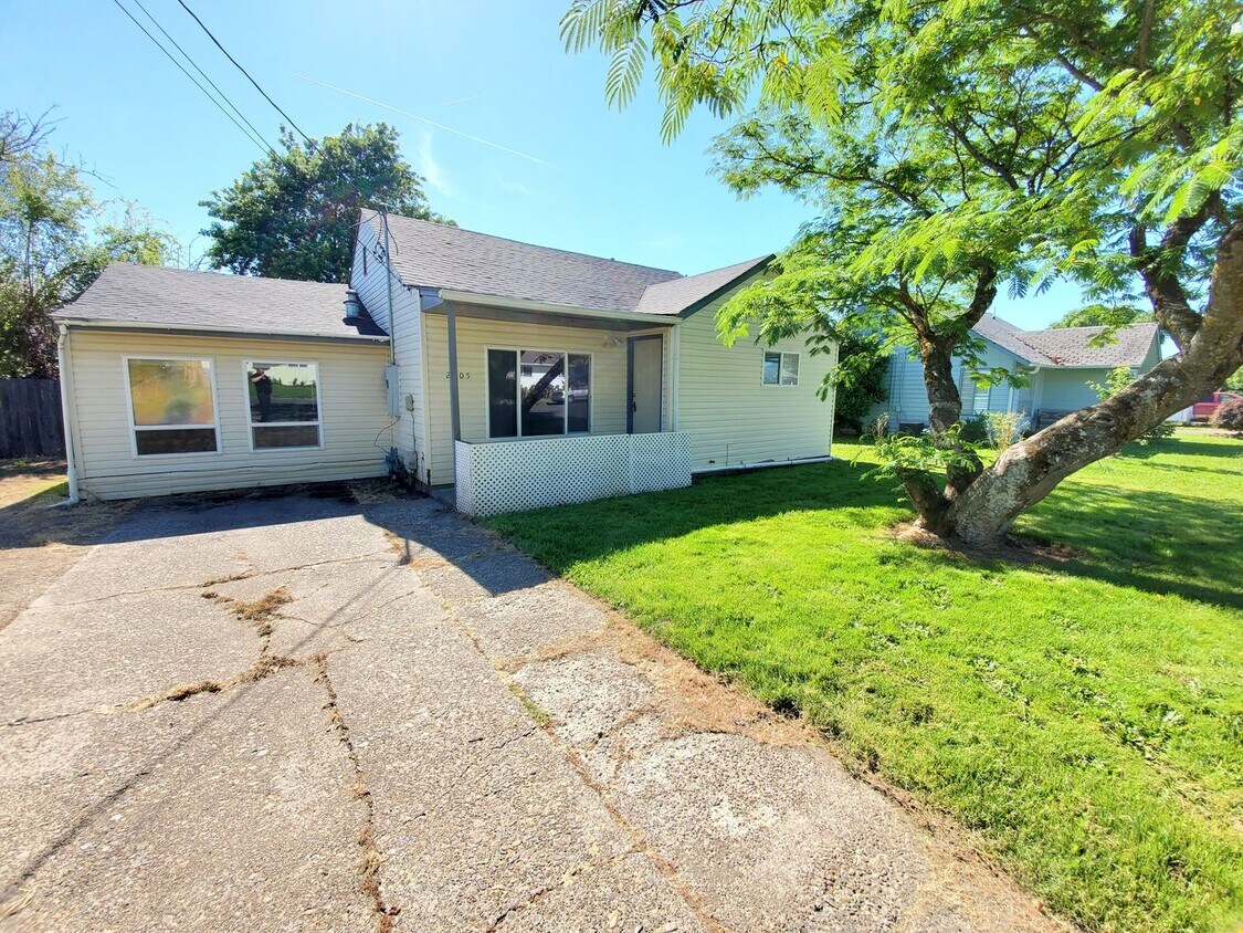 Foto principal - 3 Bed 2 Bath Home w/ storage shed