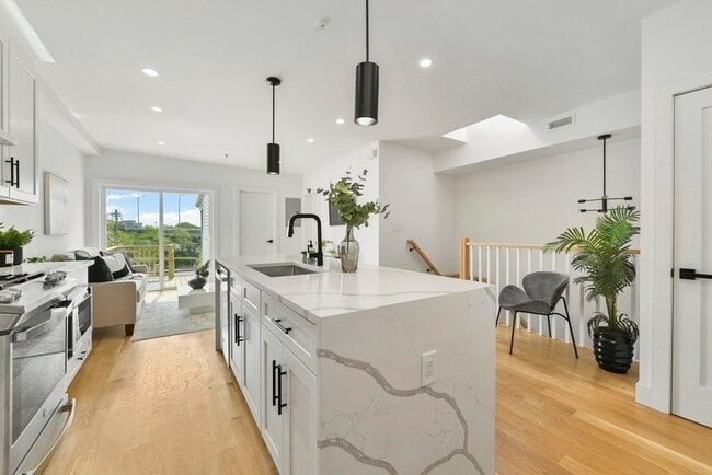 Building Photo - 142 Chelsea St