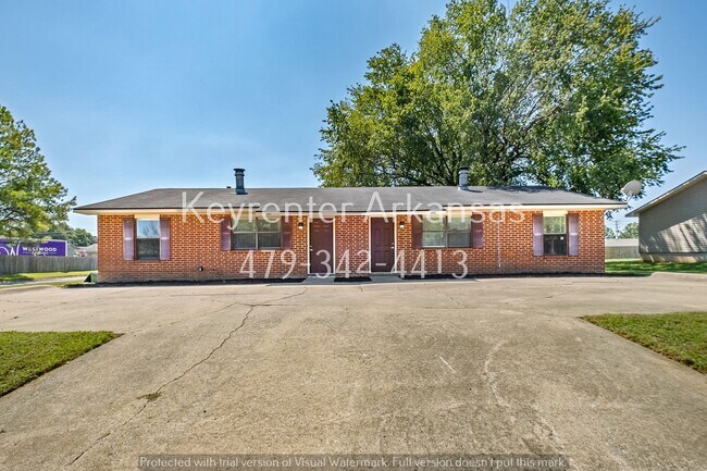 Foto del edificio - Cozy 2 Bedroom Duplex with Fireplace & Spacious Backyard!