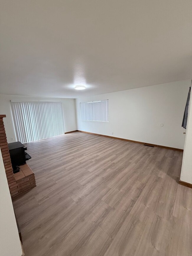 Building Photo - 5 bedroom, 2 bath house located in Stayton...