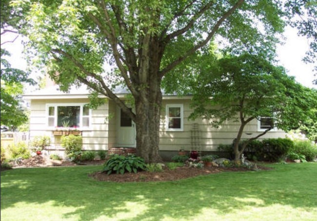 Foto del edificio - 15 Armstrong Dr