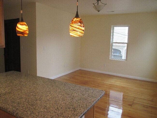 Foto del edificio - Large 3Bed/2Bath apartment in Brookline Village, close to public transportation